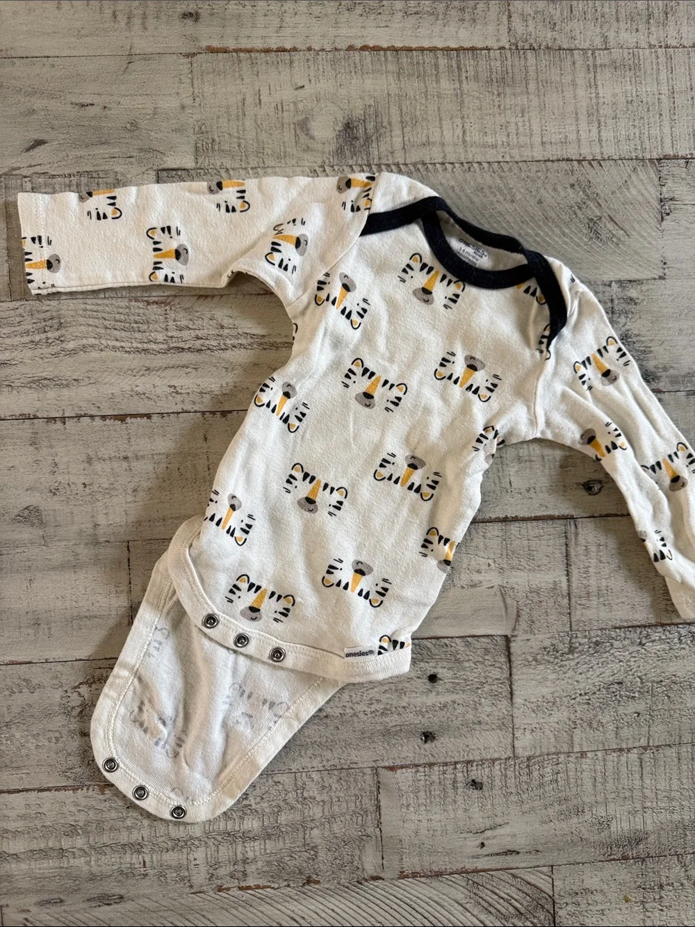 Lot of 6 long-sleeves bodysuits 3-6 months